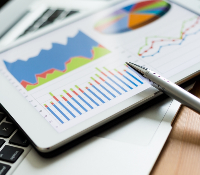 タブレットに表示されたストックデータグラフとペンの画像