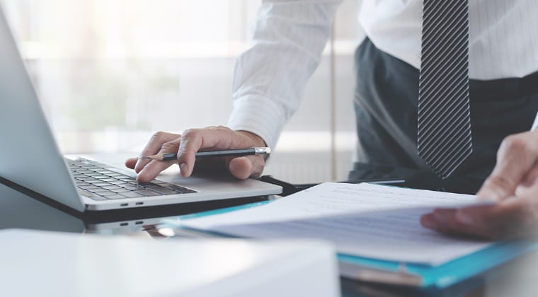 ノートパソコンで作業している手元の画像